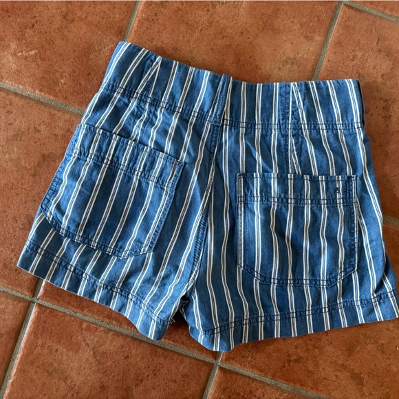 American Eagle side button shorts sz 00 but fits larger - Picture 3 of 3